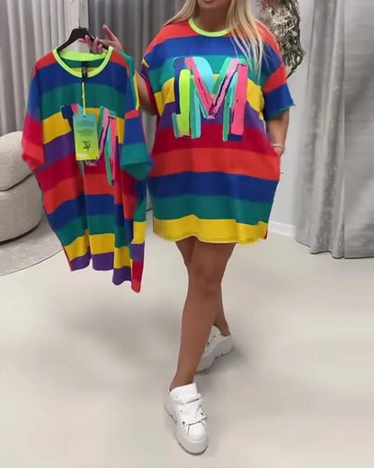 Vestido às riscas com as cores do arco-íris e letras