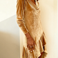 Vestido solto de veludo com folhos para menina