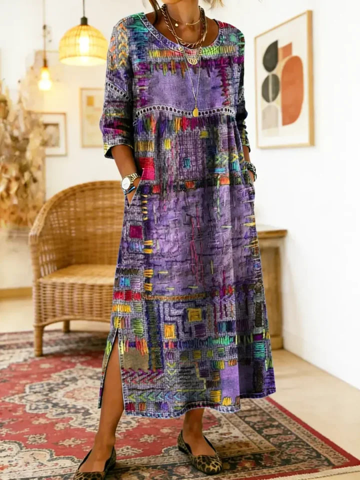 Vestido de mulher em algodão com estampado étnico e patchwork, com acabamento em renda.