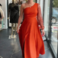 Vestido de um ombro só com mangas de lantejoulas e detalhes em tule.