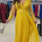 Vestido com racha e detalhes em renda