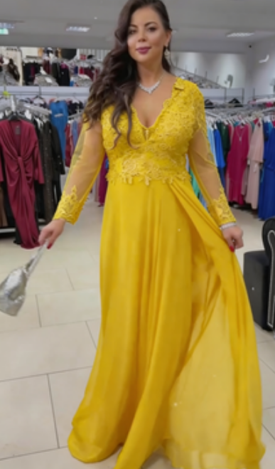 Vestido com racha e detalhes em renda