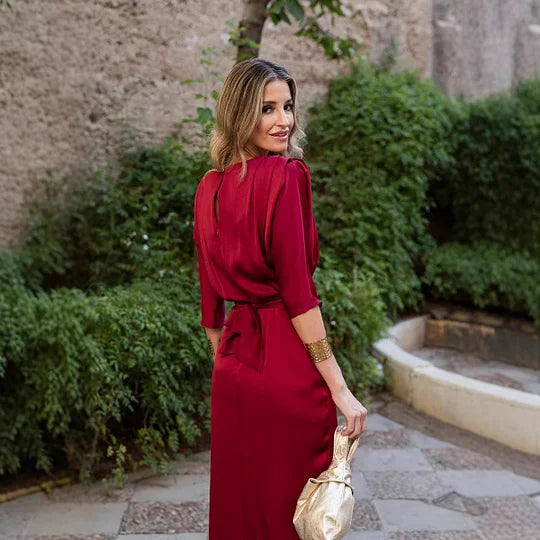 Vestido midi em cetim com decote redondo e manga curta, cor sólida