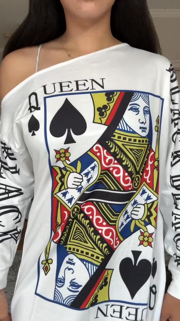 Vestido de menina com estampado de carta de baralho e ombros caídos