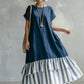 Vestido comprido largo e aconchegante em algodão e linho com estampado de patchwork às riscas e folhos.