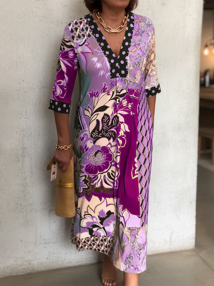 vestido com estampa floral e decote em V