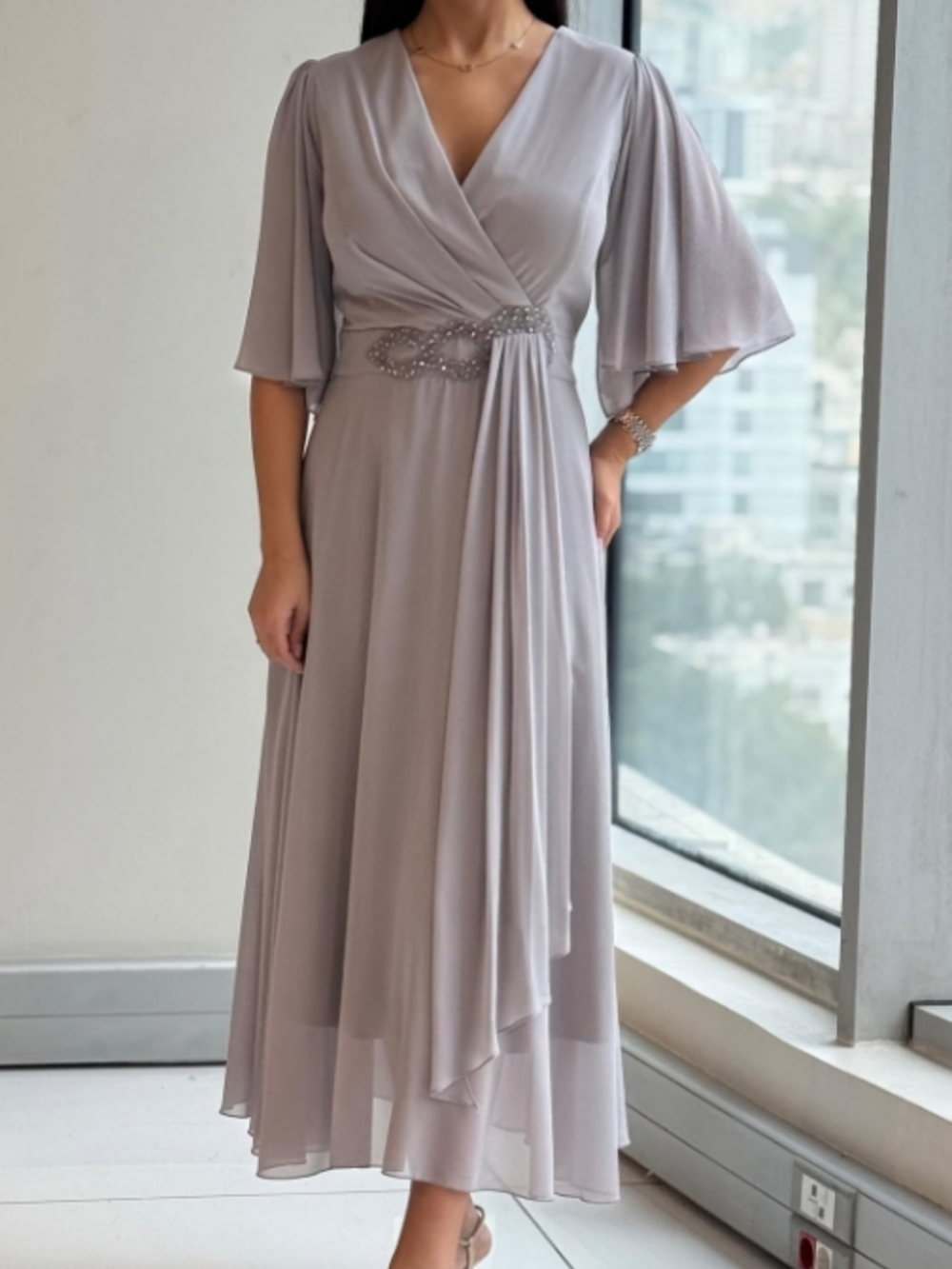Elegante vestido comprido em chiffon com decote em V