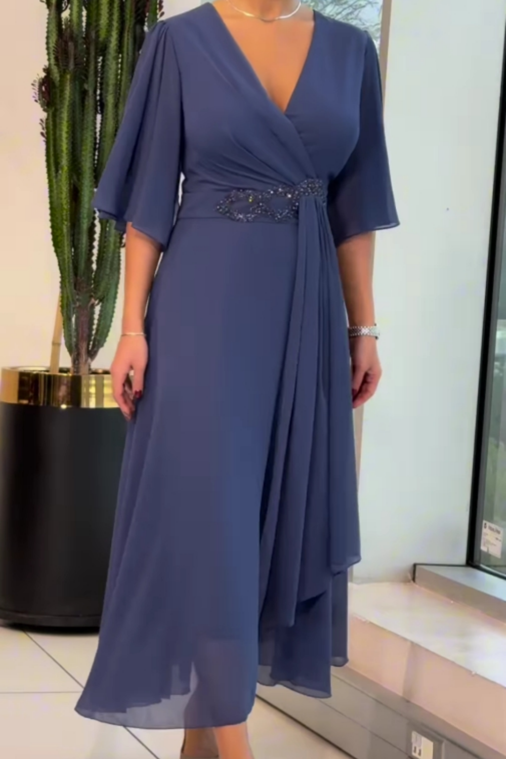 Elegante vestido comprido em chiffon com decote em V