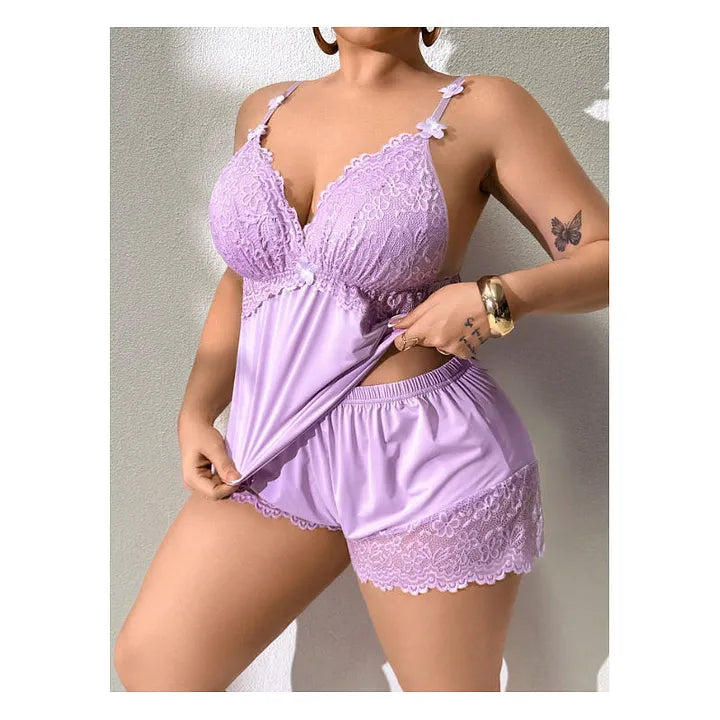 Conjunto de pijama composto por t-shirt e calções com detalhes em renda – tecido macio tipo cetim, alças ajustáveis e decote em V.