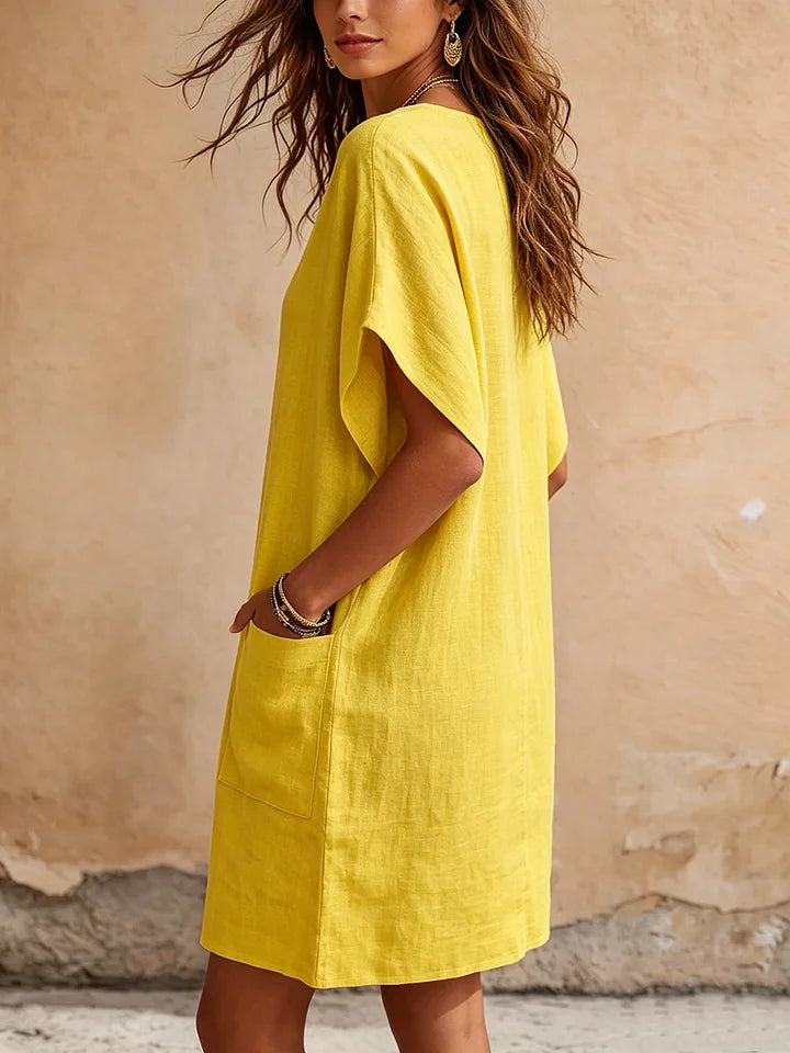Vestido em algodão e linho com decote em V, simples e elegante.