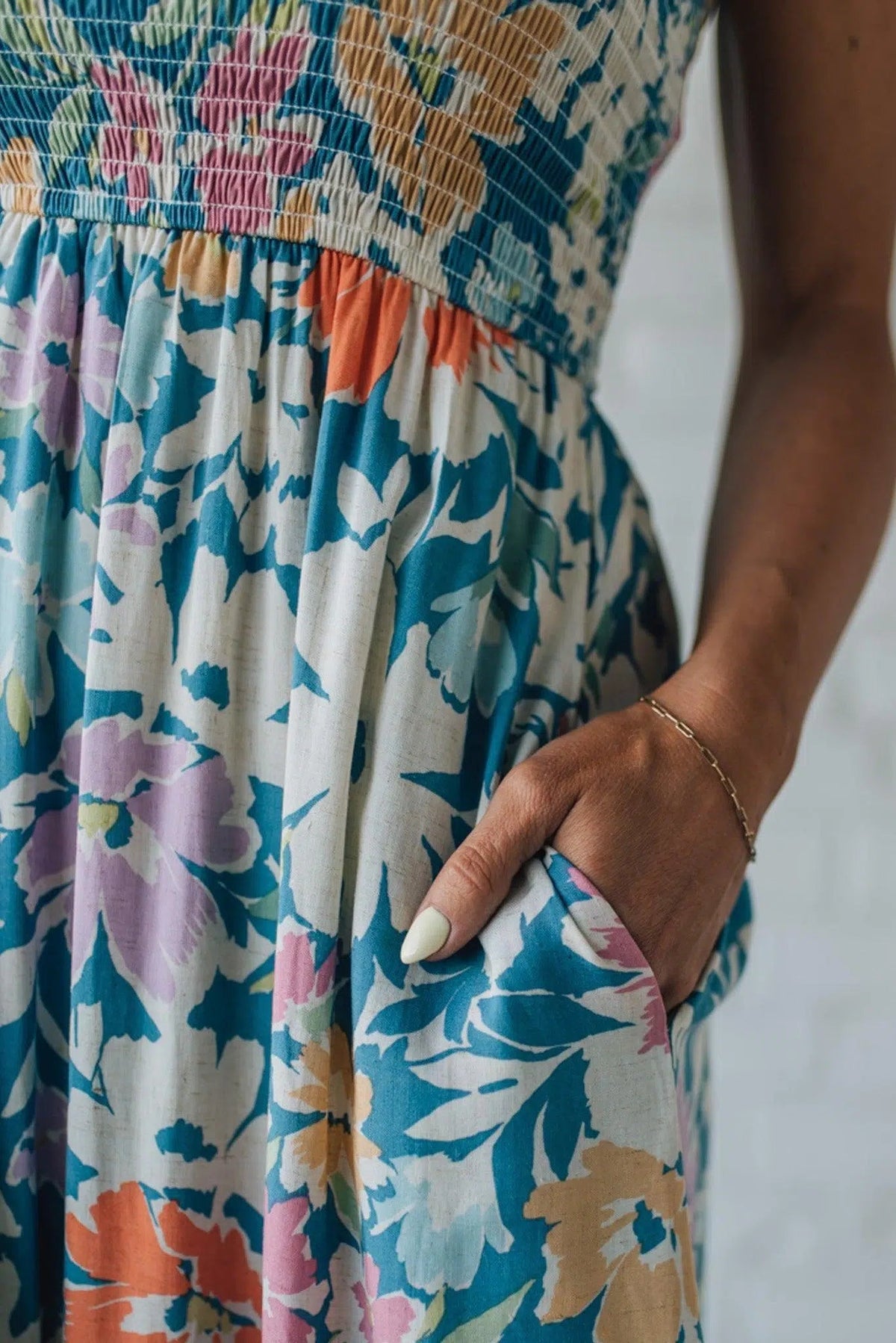 Vestido midi com alças e estampado floral