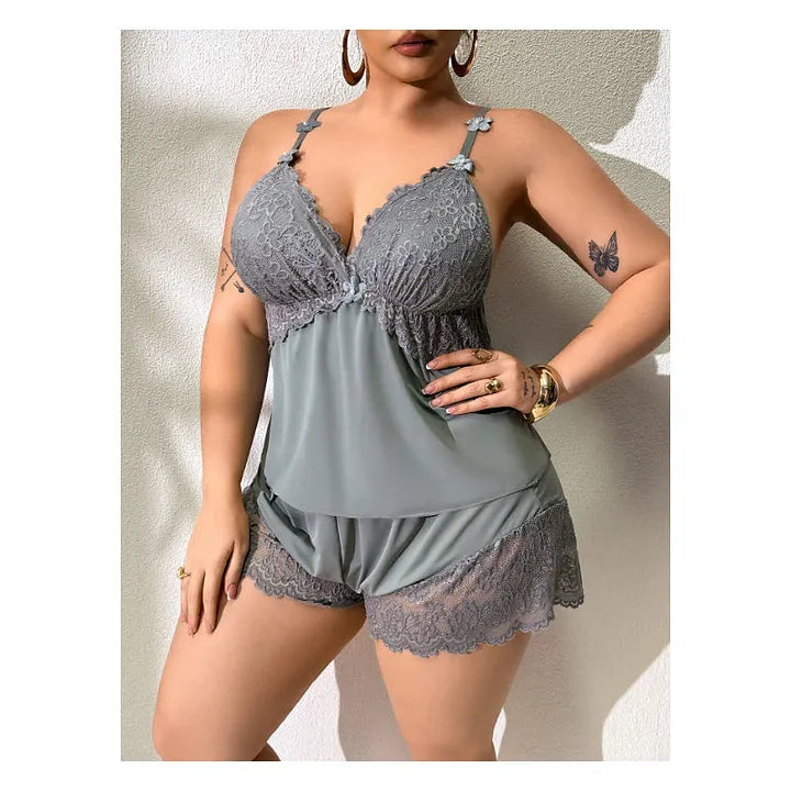 Conjunto de pijama composto por t-shirt e calções com detalhes em renda – tecido macio tipo cetim, alças ajustáveis e decote em V.