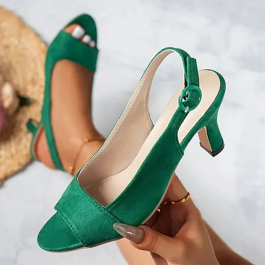 Sapatos de salto alto elegantes para mulher com tira no tornozelo