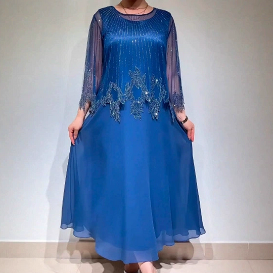 Um elegante vestido de cor sólida com uma sobreposição de tule brilhante