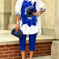 O conjunto artístico e elegante de duas peças inclui uma camisa floral e calças.
