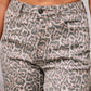 Calça de ganga castanha de leopardo com desfiado e perna larga e cintura alta