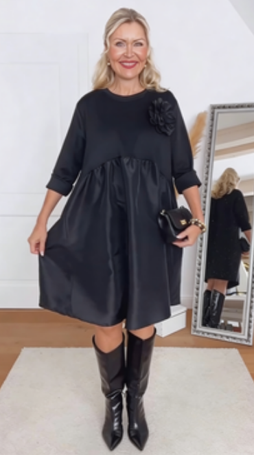 Vestido solto com estampado floral tridimensional e gola redonda