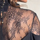 Vestido com design bordado em renda