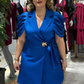 Este vestido apresenta gola de alfaiataria, mangas plissadas abalonadas e cintura elástica.