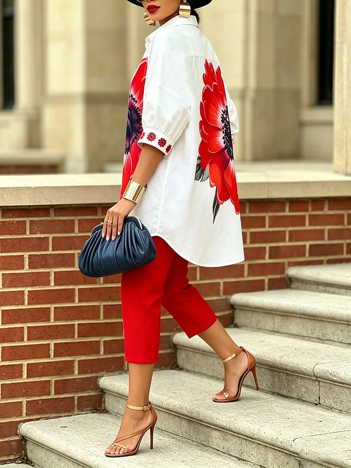 O conjunto artístico e elegante de duas peças inclui uma camisa floral e calças.