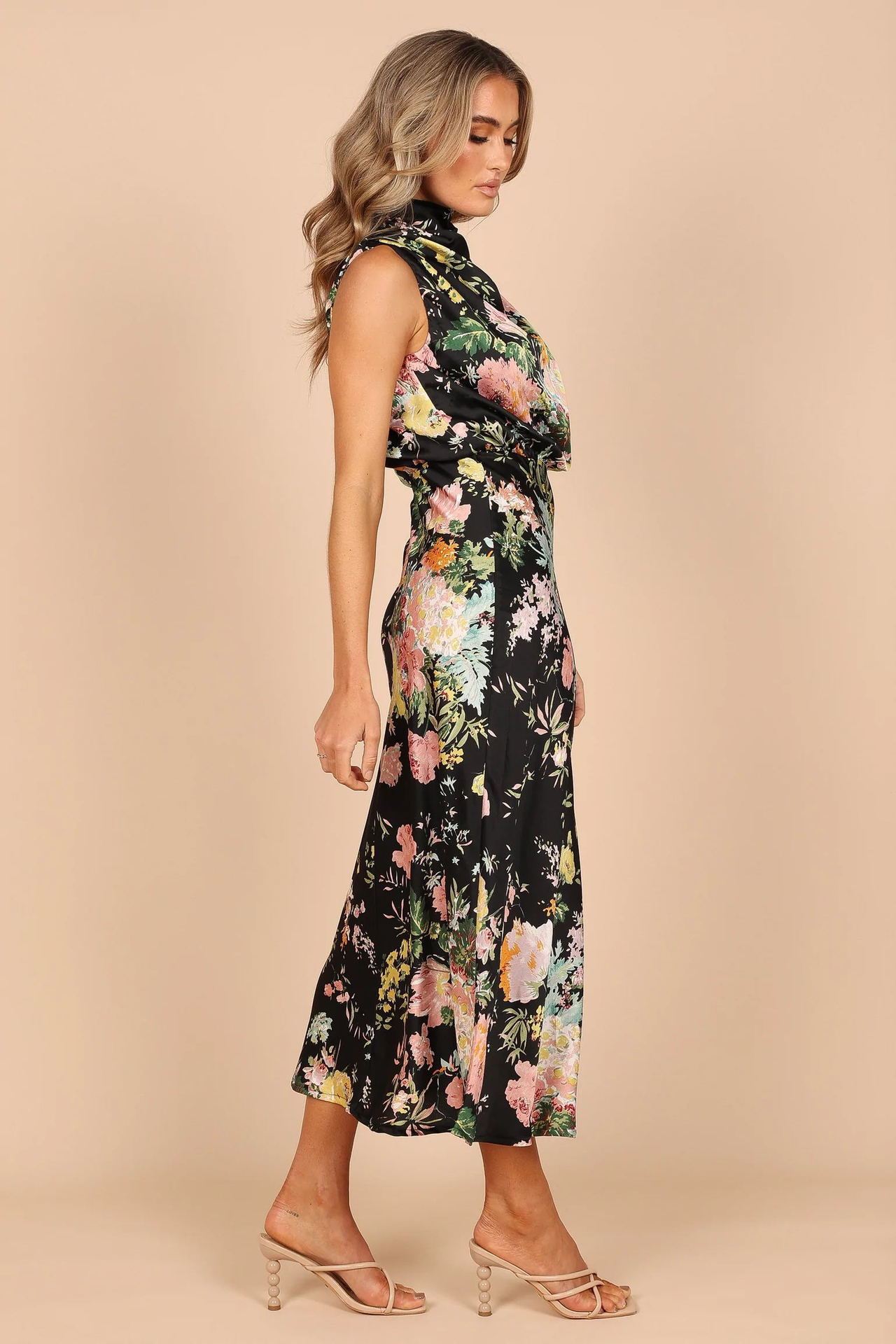 Vestido comprido com decote halter e estampado floral