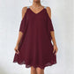 Vestido de menina com decote em V e ombros à mostra