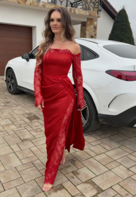 Um vestido sexy e elegante de mangas compridas com ombros à mostra, detalhes em renda e uma racha