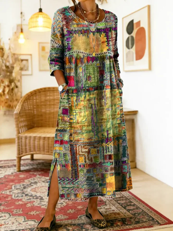 Vestido de mulher em algodão com estampado étnico e patchwork, com acabamento em renda.