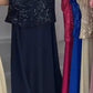 Vestido de manga curta decorado com lantejoulas e flores no corpete