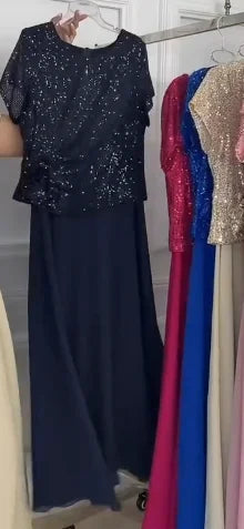 Vestido de manga curta decorado com lantejoulas e flores no corpete