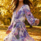 Vestido curto para menina com decote em V e estampado floral.