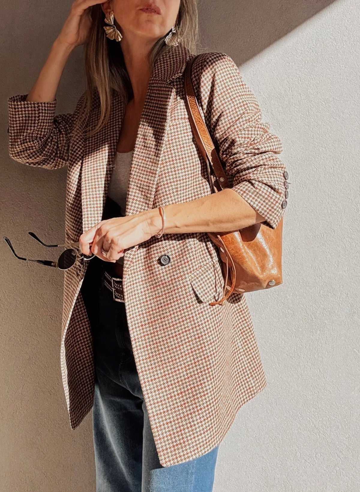 Blazer castanho com gola pied-de-poule e lapela