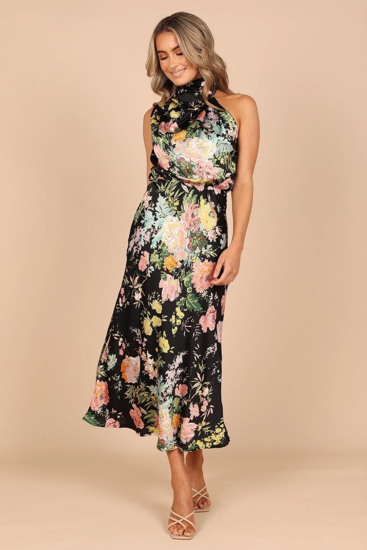 Vestido comprido com decote halter e estampado floral