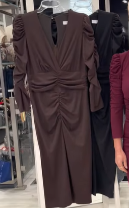 Vestido elegante para mulher, plissado, com decote em V