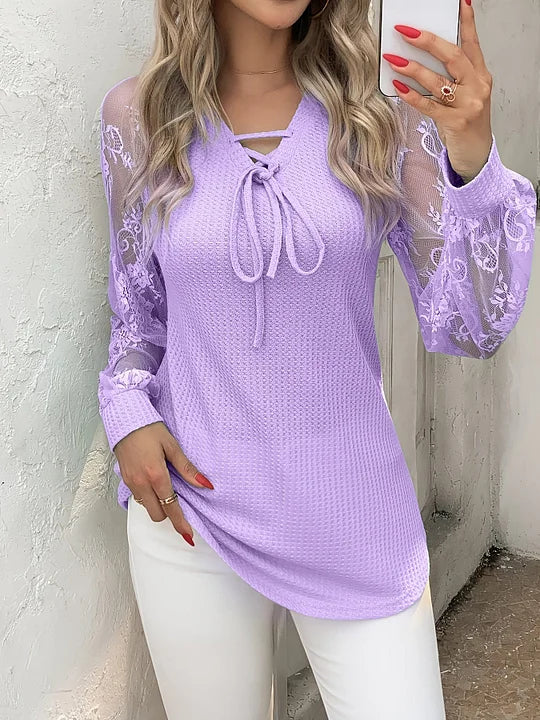 Elegante blusa comprida com decote em V e renda semitransparente