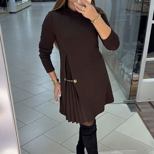 Um elegante vestido de mangas compridas com detalhes plissados.