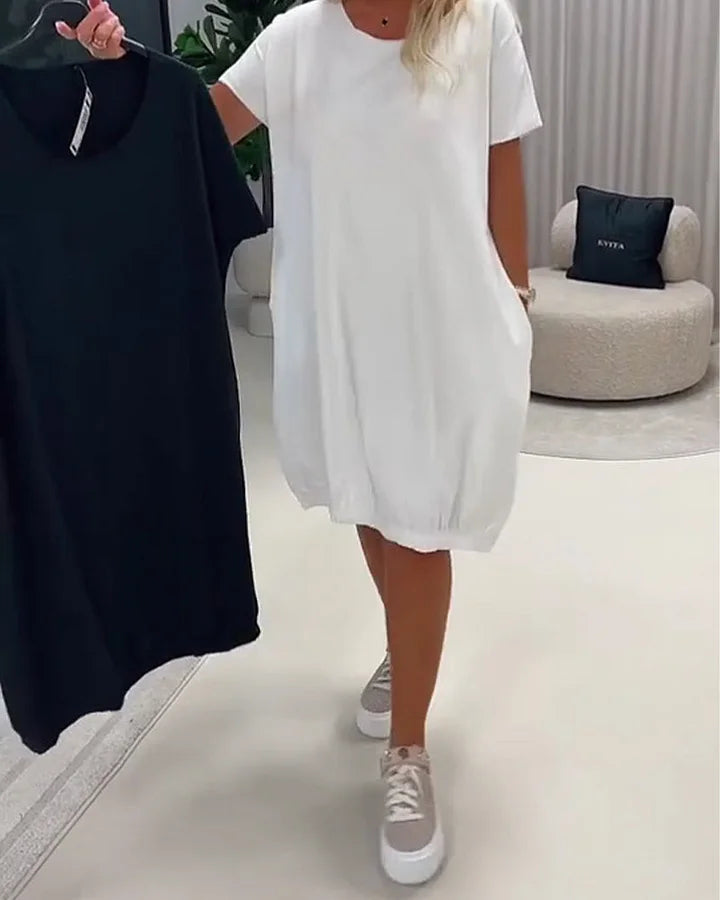 Vestido de manga curta com gola redonda e corte largo