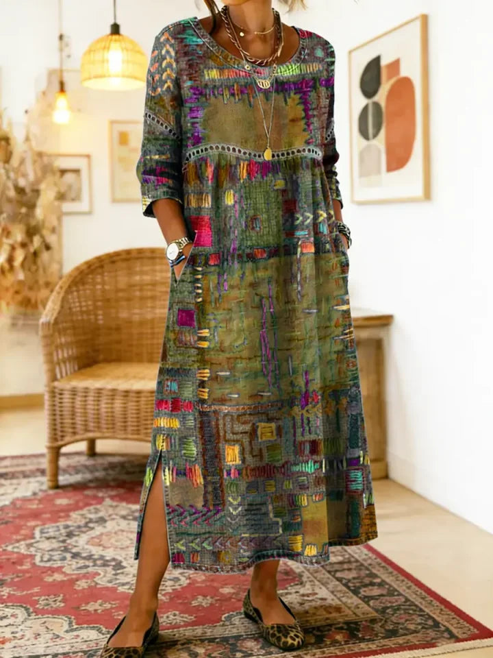 Vestido de mulher em algodão com estampado étnico e patchwork, com acabamento em renda.