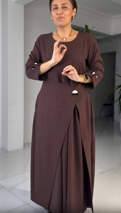 Vestido de mulher castanho da moda com fivela na cintura