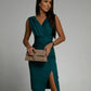 Vestido com decote em V e racha