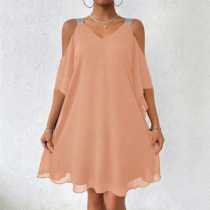 Vestido de menina com decote em V e ombros à mostra