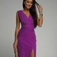 Vestido com racha e decote em V