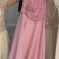 Vestido de manga curta decorado com lantejoulas e flores no corpete