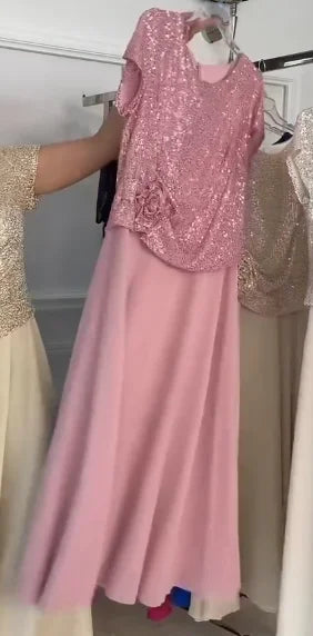 Vestido de manga curta decorado com lantejoulas e flores no corpete