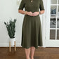 Vestido midi liso com mangas 3/4 e decote redondo