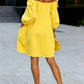 Elegante minivestido de cor única, corte em A e decote ombro a ombro.