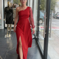 Vestido de um ombro só com mangas de lantejoulas e detalhes em tule.