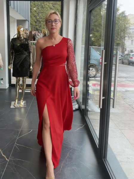 Vestido de um ombro só com mangas de lantejoulas e detalhes em tule.