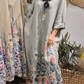 Ramo de senhora com flores, vestido solto de linho