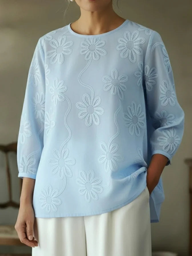 Camisa romântica com bordado floral vazado